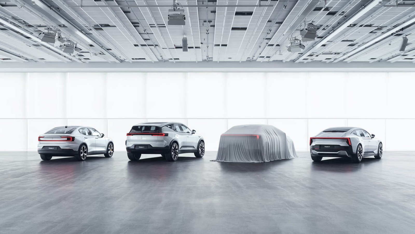 Polestar-modellen samen in een lichte, minimalistische ruimte